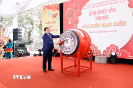 Phó Chủ tịch UBND tỉnh Hải Dương Nguyễn Minh Hùng đánh trống khai hội. (Ảnh: Mạnh Tú/TTXVN)