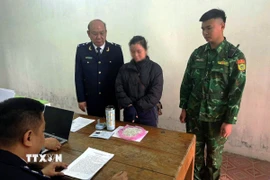 Cơ quan chức năng lấy lời khai của đối tượng Nguyễn Thị Nhài (đứng giữa), sinh năm 1987 (trú tại khu Hải Hòa 3, phường Móng Cái 1, tỉnh Quảng Ninh).