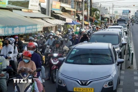 Phương tiện xếp hàng chờ qua phà Cát Lái, nối Đồng Nai và Thành phố Hồ Chí Minh. (Ảnh: TTXVN phát)