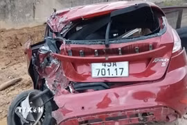 Một xe ôtô bị hư hỏng trong vụ tai nạn. (Ảnh: TTXVN phát)
