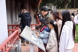 Đông đảo du khách thủ đô và nước ngoài tham quan di tích Văn Miếu-Quốc Tử Giám trong ngày nghỉ lễ. (Ảnh: Minh Đức/TTXVN)