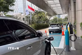 Một chiếc xe điện đang sạc tại Trạm sạc xe điện công cộng ở Nam Jakarta. (Ảnh: Đỗ Quyên/TTXVN)