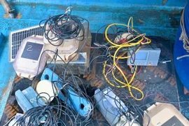 Các thiết bị thu được trên các tàu trong vụ án liên quan 13 tàu cá tháo thiết bị giám sát hành trình bị khởi tố. (Nguồn: Công an tỉnh Quảng Ninh)