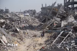 Cảnh đổ nát sau các cuộc không kích của Israel xuống Dải Gaza. (Ảnh: THX/TTXVN)