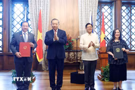 Tổng Bí thư, Chủ tịch nước Tô Lâm và Tổng thống Philippines Ferdinand Romualdez Marcos Jr. chứng kiến lễ trao các văn kiện hợp tác giữa hai nước. (Ảnh: Thống Nhất/TTXVN)