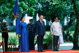 Tổng Bí thư, Chủ tịch nước Tô Lâm và Phu nhân cùng Tổng thống Philippines Ferdinand Romualdez Marcos Jr. và Phu nhân trên bục danh dự, nghe Quân nhạc cử Quốc thiều hai nước. (Ảnh: Thống Nhất/TTXVN)
