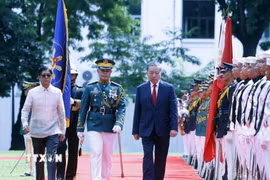 Tổng Bí thư, Chủ tịch nước Tô Lâm và Tổng thống Philippines Ferdinand Romualdez Marcos Jr. duyệt Đội danh dự. (Ảnh: Thống Nhất/TTXVN)