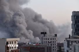 Khói bốc lên sau vụ không kích của Israel xuống Tehran, Iran, hồi tháng 3/2026. (Ảnh: THX/TTXVN)