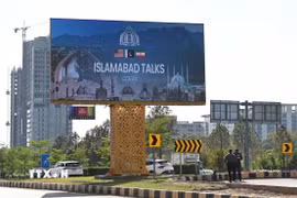 Pano thông báo về cuộc đàm phán Mỹ và Iran nhằm chấm dứt xung đột Trung Đông, tại Islamabad, Pakistan ngày 10/4/2026. (Ảnh: THX/TTXVN)