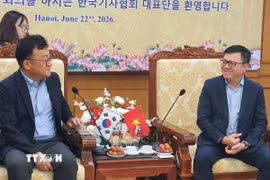 Ông Lê Quốc Minh, Ủy viên Trung ương Đảng, Tổng Biên tập Báo Nhân Dân, Phó Trưởng Ban Tuyên giáo và Dân vận Trung ương, Chủ tịch Hội Nhà báo Việt Nam làm việc với ông Park Jong Hyun (bên trái), Chủ tịch Hội Nhà báo Hàn Quốc. (Ảnh: Nguyễn Trọng Lịch/TTXVN)