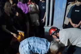 Gia đình đã đưa 2 em về nhà lo hậu sự.
