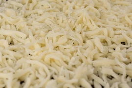 Gần 10 người ngộ độc nghi do nhiễm khuẩn E. coli từ phômai cheddar.