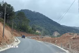 Tuyến đường bộ ĐT.722 sau khi hoàn thiện sẽ hình thành mạch giao thông kết nối từ phường Langbiang-Đà Lạt đi xã Đam Rông 4 và đấu nối với tỉnh Đắk Lắk. (Ảnh: Nguyễn Dũng/TTXVN)