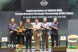 Ông Kim Jae-shin (thứ 3, phải sang), Tổng thư ký Trung tâm ASEAN-Hàn Quốc cùng các diễn giả tại phiên thảo luận “Thực hiện Tầm nhìn Đối tác chiến lược toàn diện (CSP) ASEAN-Hàn Quốc.” (Ảnh Khánh Vân/TTXVN)