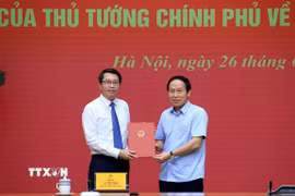 Phó Thủ tướng Lê Tiến Châu trao Quyết định của Thủ tướng Chính phủ bổ nhiệm ông Trần Anh Tiến giữ chức Phó Chủ nhiệm Văn phòng Chính phủ. (Ảnh: Tuấn Anh/TTXVN)