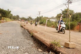 Dự án nâng cấp, mở rộng đường ĐT.753 thi công dở dang. (Ảnh: K GỬIH/TTXVN)