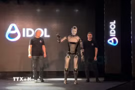 Robot AI hình người phiên bản đi được. (Ảnh: Tâm Hằng/TTXVN)