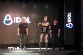 Robot AI hình người phiên bản đi được. (Ảnh: Tâm Hằng/TTXVN)