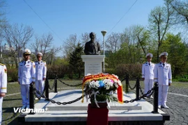Lễ dâng hoa tại Tượng đài Chủ tịch Hồ Chí Minh ở Thành phố Vladivostok, Liên bang Nga. (Ảnh: Vietnam+)