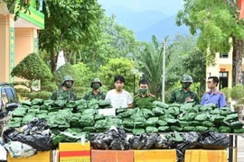 Một đối tượng và tang vật bị bắt giữ trong Chuyên án A825p. (Nguồn: Báo Biên phòng)