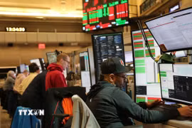 Hoạt động tại sàn giao dịch chứng khoán New York, Mỹ. (Ảnh: THX/TTXVN)