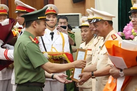 Lãnh đạo Công an thành phố Hà Nội trao quyết định cho các đồng chí nghỉ công tác hưởng chế độ hưu trí, chờ hưởng chế độ hưu trí. (Nguồn: Công an Hà Nội)