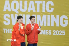 Trần Hưng Nguyên xuất sắc giành huy chương Vàng, Nguyễn Quang Thuấn giành huy chương Đồng. (Ảnh: Minh Quyết/TTXVN)