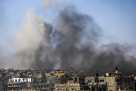 Khói bốc lên sau cuộc không kích của Israel xuống Dải Gaza. (Ảnh: THX/TTXVN)