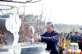 Tổng Bí thư Tô Lâm dâng hương tại Đền Chung Sơn thờ gia tiên Bác Hồ. (Ảnh: Thống Nhất/TTXVN)