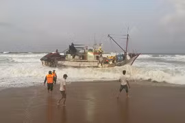 Tàu cá nước ngoài hỏng máy trôi dạt vào vùng biển Phú Yên