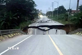 Mố cầu Tát Luông bị sụt lún khoảng 2m so với ban đầu. (Ảnh: TTXVN phát)