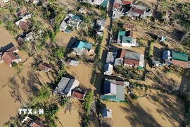 Nhiều khu dân cư ở Hà Tĩnh bị chia cắt do nước lũ dâng cao hồi đầu tháng 10. (Ảnh: Hữu Quyết/TTXVN)