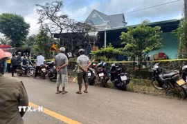 Cảnh sát phong tỏa hiện trường, điều tra làm rõ vụ án mạng nghiêm trọng. (Ảnh: Đậu Tất Thành/TTXVN)