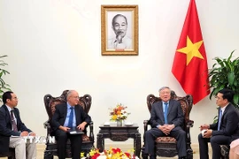 Phó Thủ tướng Thường trực Chính phủ Nguyễn Hòa Bình tiếp Chủ tịch Tổ chức Hỗ trợ đại học thế giới Đức Kambiz Ghawami. (Ảnh: Chu Thanh Vân/TTXVN)