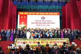 Đại tướng Phan Văn Giang, Ủy viên Bộ Chính trị, Phó Bí thư Quân ủy Trung ương, Bộ trưởng Bộ Quốc phòng, trao các Quyết định nhân sự của Bộ Chính trị và tặng hoa chúc mừng Ban Chấp hành Đảng bộ tỉnh An Giang nhiệm kỳ 2025-2030. (Ảnh: Văn Sĩ/TTXVN)