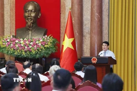 Chủ tịch nước Lương Cường nói chuyện với các nghệ nhân làng nghề tiêu biểu toàn quốc. (Ảnh: Lâm Khánh/TTXVN)
