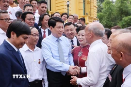 Chủ tịch nước Lương Cường với các nghệ nhân làng nghề tiêu biểu toàn quốc. (Ảnh: Lâm Khánh/TTXVN)