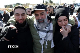 Tù nhân Palestine, được Hamas trả tự do, về tới thành phố Ramallah, Bờ Tây ngày 15/2/2025. (Ảnh: THX/TTXVN)