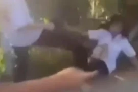 Một số học sinh nữ đánh bạn rồi quay clip tung lên mạng xã hội. (Ảnh cắt từ clip)