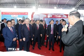 Tổng Bí thư Tô Lâm và các đại biểu tham quan triển lãm tại Đại hội. (Ảnh: Thống Nhất/TTXVN)