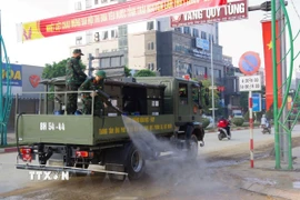 Cán bộ, chiến sỹ Binh chủng Hóa học (Bộ Quốc phòng) sử dụng phương tiện đặc chủng phun khử khuẩn các tuyến đường trung tâm tỉnh Thái Nguyên sau ngập úng. (Ảnh: Hoàng Nguyên/TTXVN)