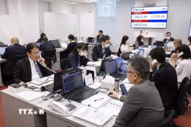Giao dịch viên tại một công ty chứng khoán ở Tokyo, Nhật Bản. (Ảnh: Kyodo/TTXVN)