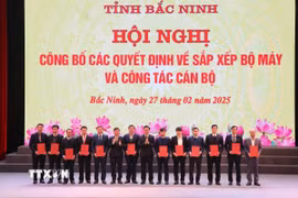 Trao Quyết định bổ nhiệm các lãnh đạo Sở, ban tỉnh Bắc Ninh. (Ảnh: Thanh Thương/TTXVN)