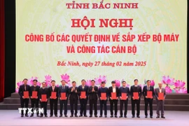 Trao Quyết định bổ nhiệm các lãnh đạo Sở, ban tỉnh Bắc Ninh. (Ảnh: Thanh Thương/TTXVN)