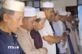 Trong Tháng Ramadan, đồng bào dân tộc Chăm theo đạo Hồi Islam phải thực hiện nghi thức cầu nguyện 5 lần trong một ngày vào các khung giờ khác nhau trong ngày. (Ảnh: Công Mạo/TTXVN)