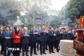 Tổng Bí thư Tô Lâm và đoàn công tác Trung ương dâng hương tại Đền thờ Vua Lê Đại Hành. (Ảnh: Thống Nhất/TTXVN)