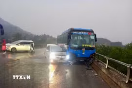 Hiện trường vụ tai nạn giao thông giữa 3 xe ôtô khiến 2 người bị thương tại km140+750 cao tôc Nội Bài-Lào Cai. (Ảnh: TTXVN phát)