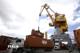 Bốc dỡ hàng xuất khẩu tại cảng Tân Vũ, Hải Phòng. (Ảnh: Tuấn Anh/TTXVN)