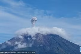 Núi lửa Semeru phun trào trong sáng 17/3. (Nguồn: tempo)