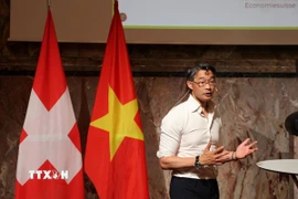 Tiến sỹ Philipp Rosler - Chủ tịch SVEF, cựu Phó Thủ tướng Đức - dẫn dắt một phiên thảo luận tại sự kiên. (Ảnh: Anh Hiển/TTXVN)